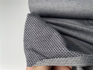 Isoli - kube strikket i lyse grå toner
